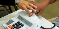 Identificação de eleitor pela impressão digital no sistema biométrico    Foto: Agência Brasil