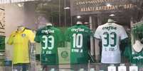 Loja em frente ao Allianz Parque vende camisa de Neymar - FOTO: Fellipe Lucena  Foto: Lance!