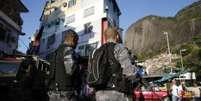 Forças Armadas apoiam a Polícia Militar na busca por armas e materiais escondidos na mata  Foto: Agência Brasil