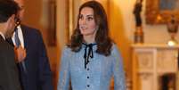Com cintura marcada, o vestido usado por Kate Middleton ajudou a exibir sua bariguinha de grávida  Foto: Getty Images / PurePeople