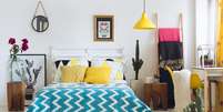 Use composições de almofadas coloridas, quadros e luminárias em tons alegres, como o amarelo, para deixar seu quarto com um ar mais descontraído  Foto: Shutterstock