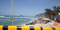 Rio de Janeiro - A força da água provocou o desabamento de mais um trecho do calçadão na Praia da Macumba, zona oeste do Rio de Janeiro, desmoronando a ciclovia situada sob a calçada   Foto: Agência Brasil