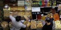 Consumidores fazem compra no Mercado Municipal de São Paulo 06/09/2017 REUTERS/Paulo Whitaker  Foto: Reuters