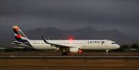 Avião da Latam Airlines decola em Santiago, Chile
30/3/2017 REUTERS/Ivan Alvarado  Foto: Reuters