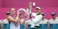 Maria Sharapova (dir.) levanta o trof&eacute;u em Tianjin  Foto: Reuters