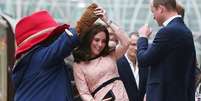 Princesa Kate Middleton (centro) dança com urso Paddington, na estação londrina de trens de mesmo nome, observada pelo príncipe William
16/10/2017 REUTERS/Jonathan Brady  Foto: Reuters