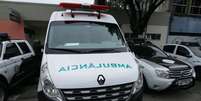 Bandidos armados com fuzis sequestram ambulância com uma equipe médica para socorrer um criminoso no Rio  Foto: José Lucena/Futura Press