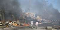 Local atingido pelo caminhão-bomba na Somália  Foto: Reuters