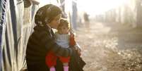 Refugiada curda segura criança em campo de refugiados na cidade de Suruç, na Turquia  25/10/2014 REUTERS/Kai Pfaffenbach   Foto: Reuters