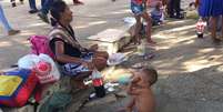 Entre os warao, é comum encontrar crianças carregando mamadeiras com refrigerantes | Foto: Leandro Machado/BBC Brasil   Foto: BBC News Brasil