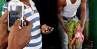 Programas de transferência de dinheiro são simples e operam mesmo sem Wi-Fi | Foto: Matthew Vickery/BBC   Foto: BBC News Brasil