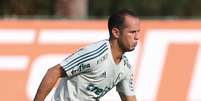 O meio-campista Guerra se machucou no treino de terça-feira após trombada com o zagueiro Mina.  Foto: Cesar Greco/Agência Palmeiras