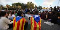 Estudantes vestem bandeira separatista da Catalunha durante protesto em Barcelona, Espanha 17/10/2017 REUTERS/Ivan Alvarado  Foto: Reuters