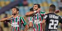 Henrique Dourado (C) comemora seu gol   Foto: Gazeta Press