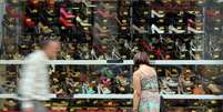 Consumidora observa loja de sapatos no centro de São Paulo  Foto: Reuters
