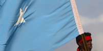 Manifestante segura bandeira da Som&aacute;lia durante protesto contra grupo militante Al Shabab em Mogad&iacute;scio
18/10/2017 REUTERS/Feisal Omar  Foto: Reuters