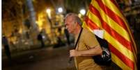 Manifestante segurando bandeira da Catalunha  Foto: BBCBrasil.com