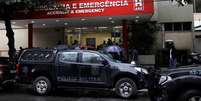 Veículos da polícia na frente do Hospital Miguel Couto, onde o corpo da turista espanhola foi levado, no Rio de Janeiro
  Foto: Reuters