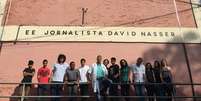 Moraes Filho posa ao lado de alunos da Escola Estadual Jornalista David Nasser; Estado de SP está formando milhares de profissionais dedicados à mediação   Foto: BBC News Brasil
