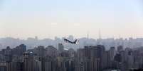 Avi&atilde;o sobrevoa pr&eacute;dios em S&atilde;o Paulo 11/08/2015  REUTERS/Paulo Whitaker   Foto: Reuters