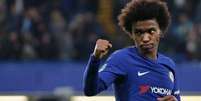 Willian comemora o seu gol, o segundo do Chelsea sobre o Everton (Foto: Daniel Leal-Olivas / AFP)  Foto: Lance!