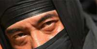 Homem vestido de ninja  Foto: BBC News Brasil