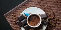 Novo estudo mostrou benefícios de consumo diário de café e chocolate  Foto: iStock