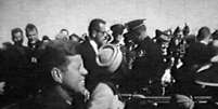 John F. Kennedy e Jacqueline Kennedy (de costas) momentos antes do assassinato do presidente dos Estados Unidos em Dallas, cidade do Texas, em 22 de novembro de 1963.  Foto: Reuters