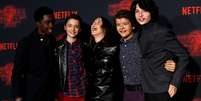 Elenco da série "Stranger Things" posa para foto em premiere da segunda temporada, em Los Angeles 26/10/2017 REUTERS/Mario Anzuoni  Foto: Reuters