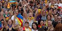 Pessoas comemoram declaração de independência do Parlamento da Catalunha, em Barcelona 27/10/2017 REUTERS/Yves Herman  Foto: Reuters