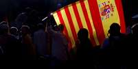 Manifestantes defensores de uma Espanha unificada carregam bandeiras espanhola e catalã, em Barcelona 28/10/2017 REUTERS/Yves Herman  Foto: Reuters