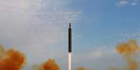 Lançamento de míssil Hwasong-12 pela Coreia do Norte em foto divulgada pela KCNA 16/09/2017 KCNA via REUTERS   Foto: Reuters