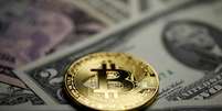 Moeda de Bitcoin sobre notas de dólar em ilustração
27/09/2017 REUTERS/Dado Ruvic/Illustration  Foto: Reuters