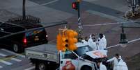 Agentes de segurança fazem perícia em veículo utilizado no atentado em Nova York  Foto: Reuters
