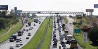 Movimenta&ccedil;&atilde;o na rodovia Dom Pedro I, em Campinas (SP), na manh&atilde; desta quarta-feira (01), sa&iacute;da para o feriado de Finados.   Foto: Luciano Claudino / Futura Press