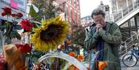 Homem presta homenagem às vítimas de ataque em Nova York, nos Estados Unidos 02/11/2017 REUTERS/Shannon Stapleton  Foto: Reuters