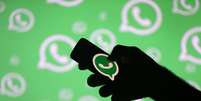 Imagem ilustrativa de homem posando com celular exibindo logo do Whatsapp 14/09/2017 REUTERS/Dado Ruvic  Foto: Reuters