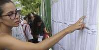 Brasília - Candidatos consultam local da prova no primeiro dia do Enem 2017 (Valter Campanato/Agência Brasil)  Foto: Agência Brasil