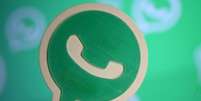 Logo do WhatsApp diante de projeção da marca da empresa em ilustração
14/09/2017 REUTERS/Dado Ruvic  Foto: Reuters