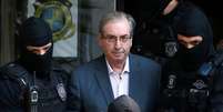 Ex-presidente da Câmara dos Deputados Eduardo Cunha, escoltado por policiais em Curitiba
20/10/2016
REUTERS/Rodolfo Buhrer  Foto: Reuters