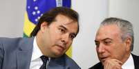 Presidente Michel Temer fala com presidente da Câmara dos Deputados, Rodrigo Maia, durante cerimônia no Palácio do Planalto, em Brasília 
26/10/2017 REUTERS/Adriano Machado  Foto: Reuters