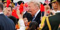 Donald Trump chega à China e é recebido por crianças no aeroporto.   Foto: Reuters