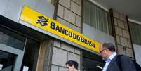 Pessoas passam por ag&ecirc;ncia do Banco do Brasil, no Rio de Janeiro 15/12/2014 REUTERS/Pilar Olivares  Foto: Reuters