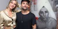 Bruno Gagliasso e Giovanna Ewbank prestigiam Gian Luca Ewbank na exposição 'Re.ver.so', no bairro Jardins, em São Paulo, nesta quinta-feira, 9 de novembro de 2017  Foto: AGNews, Thiago Duran / PurePeople