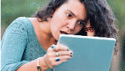 Mulher olhando um tablet em choque  Foto: BBC News Brasil
