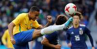 Danilo durante lance no amistoso Brasil x Japão  Foto: Reuters