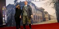 Mulher posa com estátua de Hitler  Foto: BBC News Brasil