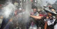 Polícia joga jatos de água em manifestantes  Foto: Reuters