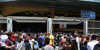 Estudantes em frente a universidade em São Paulo na chegada para o Enem  Foto: Ronaldo Silva/Futura Press