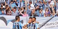 Fernandinho (D), jogador do Grêmio, comemora seu gol com os companheiros de equipe durante partida contra o Vitória, válida pela 34ª rodada do Campeonato Brasileiro 2017.  Foto: Everton Silveira/Photo Premium/Gazeta Press